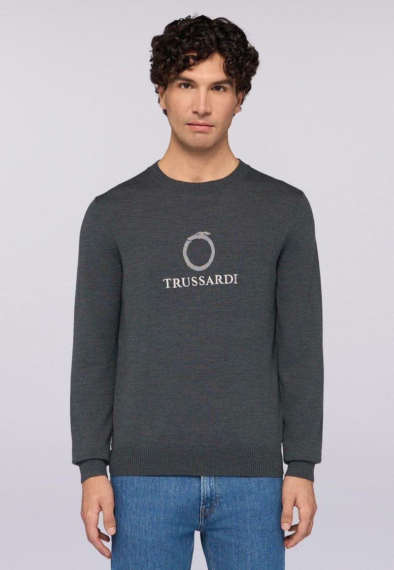 Grauer Strickpullover mit Rundhalsausschnitt und gerippten Bündchen, mit einem kontrastierenden Logo "TRUSSARDI" auf der Vorderseite.