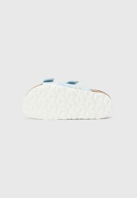 Modra sandala z belo šestkotno podplatom, tiskanim cvetličnim vzorcem in nastavljivimi trakovi. Teksturirana površina na podplatu za boljši oprijem.