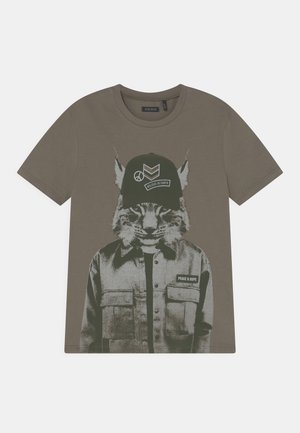 T-Shirt mit Grafik eines Luchses, der eine Mütze mit der Aufschrift "Believe in Earth" und einen Jackenaufnäher mit der Aufschrift "Peace & Hope" trägt.