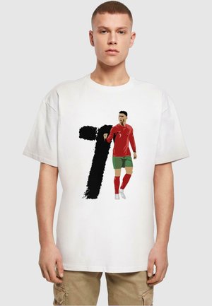 Witte t-shirt met een gestileerde afbeelding van een speler in een rode jersey en groene shorts, met het nummer 7 in vet zwart achter hen.