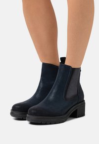 Jana Členkové čižmy na platforme - navy