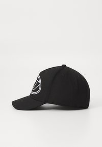 Casquette de baseball noire avec une visière incurvée, ornée d'un logo brodé blanc à l'avant. Fabriquée en tissu texturé, conçue pour un usage décontracté.
