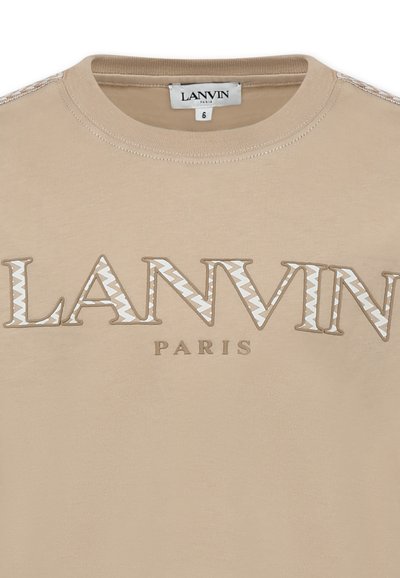 T-shirt en coton beige avec "LANVIN" en blanc texturé et motifs en zigzag, avec "PARIS" en dessous dans une finition douce et subtile.