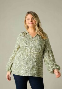 Blusa leggera a maniche lunghe con motivo paisley verde, che presenta un scollo a v con dettagli in bottone e polsini arricciati.