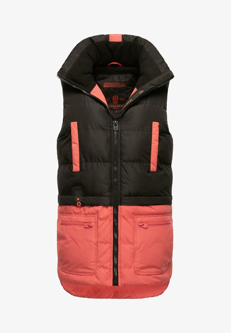 Melnā un korallzivju krāsā bezizšuvēta veste ar augstu apkakli, ar rāvējslēdzēju un divām priekšējām kabatām, ar kontrastējošiem akcentiem.