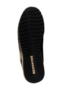 Semelle de chaussure en caoutchouc noir avec des rainures profondes, comportant un logo en texte doré. Forme courbée, texture robuste, design minimal.