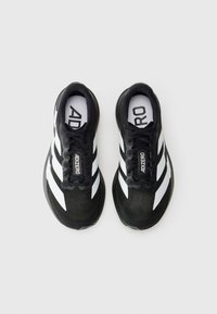 Une paire de chaussures de course Adidas Adizero noires et blanches vues du dessus sur un fond blanc.