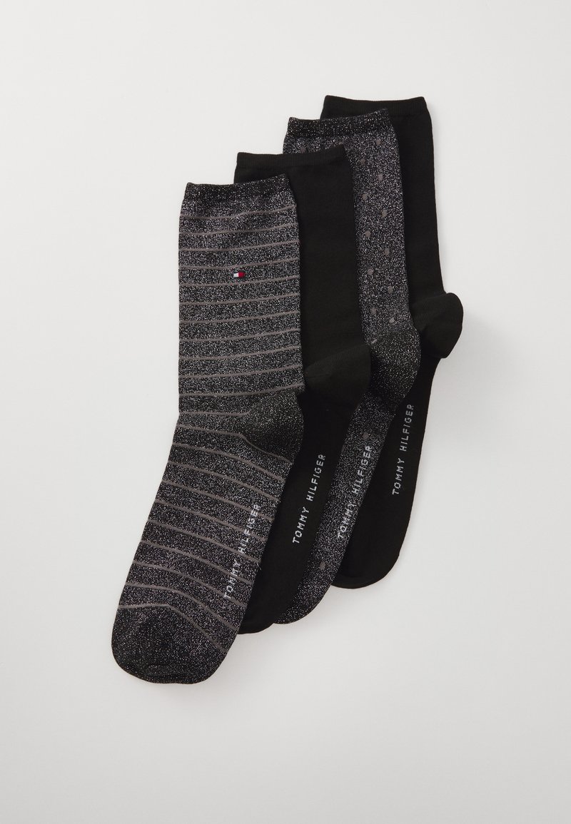 Pack mit vier Paar Socken: eine schwarze mit silbernen Streifen, drei einfarbige schwarze mit subtiler metallischer Textur; "Tommy Hilfiger"-Logo am Bund.