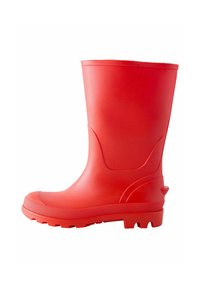 Czerwony gumowy boot z gładką fakturą, okrągłym palcem i obcasem w kształcie łuki. Posiada podeszwę z bieżnikiem oraz wyprofilowany design na górnej części.