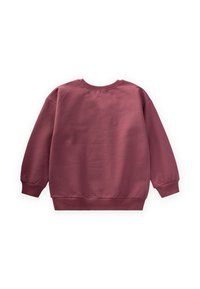 Sudadera burdeos con cuello redondo, mangas largas y puños de canalé. Textura suave, con un ajuste relajado y sin marcas visibles.