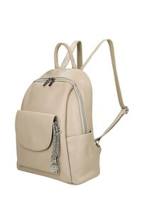 Beżowy skórzany plecak z podwójnym zamkiem błyskawicznym, przednią kieszenią, łańcuchowymi akcentami i regulowanymi paskami. Gładka tekstura i zaokrąglony kształt.