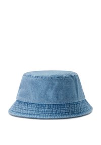 Ljusblå denim bucket hat med vid brätte och textilstruktur, som har sömmar längs kanten för ökad stabilitet.