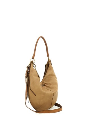 Borsa a tracolla in morbida pelle color cuoio con manico singolo e tracolla regolabile lunga, con cerniera e charm decorativo in metallo.