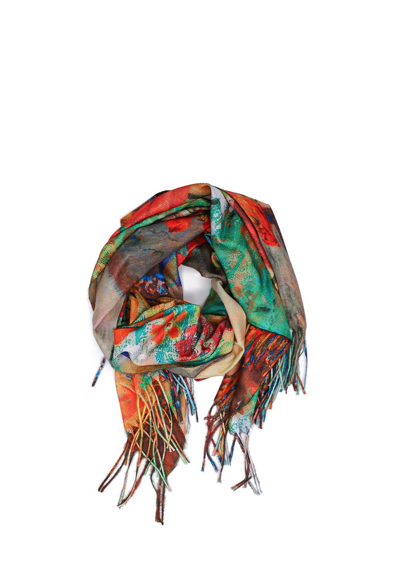 Foulard colorato realizzato in morbido tessuto, con una combinazione di motivi floreali rossi, verdi e marroni, con bordi frangiati e una texture leggera.