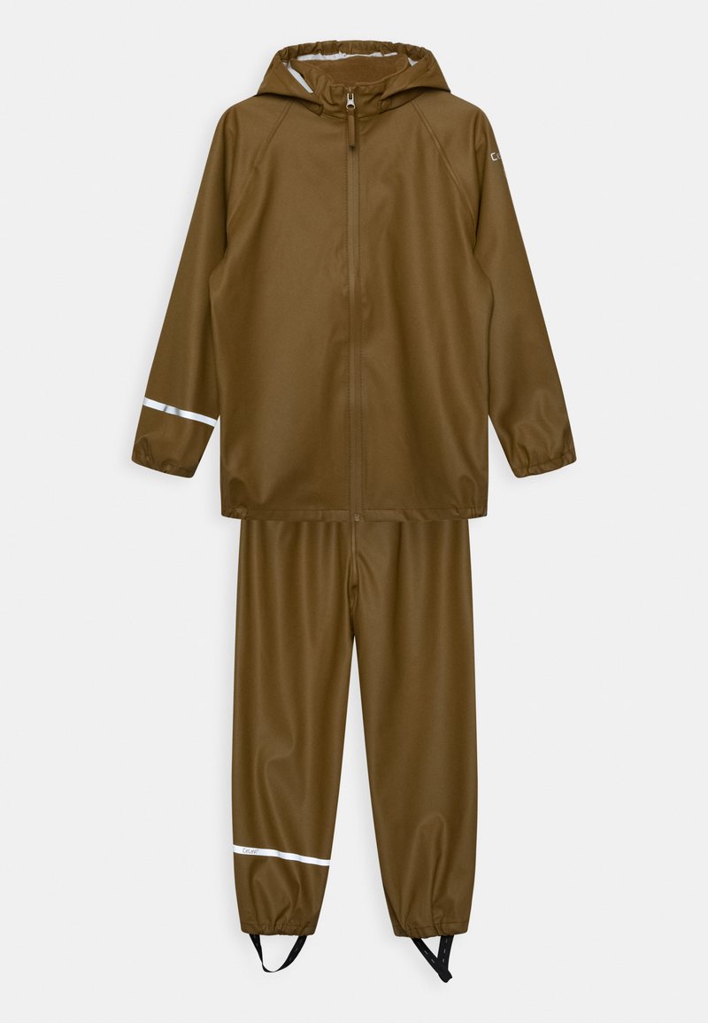 Completo impermeabile marrone con cappuccio, dotato di zip frontale, polsini elastici e accenti riflettenti bianchi sulle maniche e sui pantaloni.