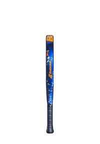Blå og orange baseballbat med en glat overflade, tekstureret sort greb og farverigt sprøjtedesign langs længden.