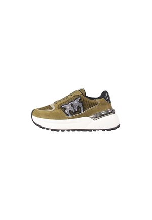 Sneaker verde oliva con suede e tessuto texture, presenta un logo nero metallico, intersuola bianca e suola nera. Accenti di hardware lucido.