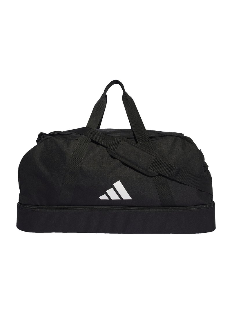 Crna torba za sportske stvari izrađena od tkanine, s dva držača i dugim remenom za rame, s bijelim Adidas logom s jedne strane.