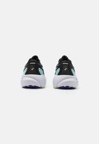 Scarpe da corsa nere e azzurro chiaro con suola bianca imbottita e suola in gomma texturizzata, dotate di dettagli riflettenti e logo.