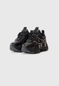 Zwarte chunky sneakers met leren bovenkant, dikke rubberen zool, veters en zilveren kettingversieringen aan de zijkant, met een ronde te ontwerp.