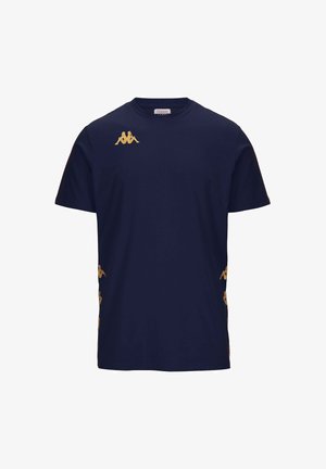T-shirt en coton bleu marine avec un logo Kappa doré sur la poitrine gauche et des accents dorés répétés sur les côtés. Édition à col rond simple.