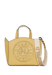 Gul lædertaske med perforeret logo-design, rund form, korte håndtag og en aftagelig skulderrem med logo-accents.