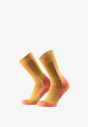 Gelbe und rosa Socken mit Rippendesign, verstärkter Zehen- und Fersenbereich, diagonalen Mustern und kontrastierenden Farben.