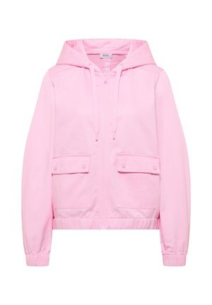Veste à capuche rose clair avec fermeture éclair à l'avant, cordons, deux poches à rabat avec boutons, et poignets et ourlet élastiques.