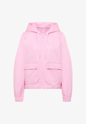 Veste à capuche rose clair avec fermeture éclair à l'avant, cordons, deux poches à rabat avec boutons, et poignets et ourlet élastiques.