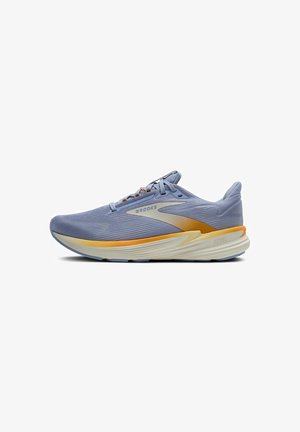 Chaussure de course bleu clair avec une tige en maille texturée, des accents orange et une semelle intermédiaire blanche. Dispose d'un système de laçage et d'un talon rembourré pour le soutien.