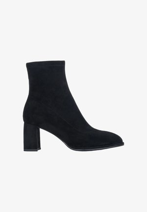 Czarny zamszowy botek na kostkę z obcasem na słupku i okrągłym noskiem, widok z boku na białym tle.