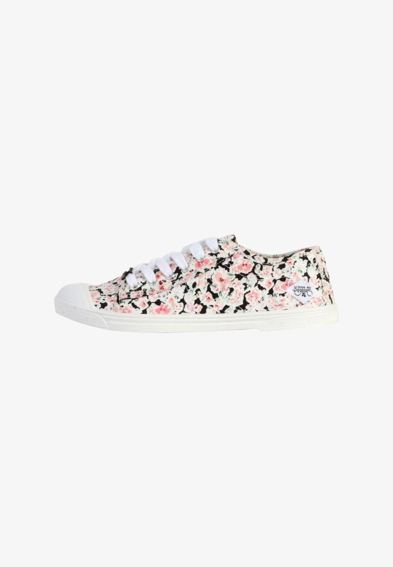 Blumige Canvas-Sneaker mit schwarzem Hintergrund, versehen mit pinken und weißen Blumenmustern, weißen Schnürsenkeln und einer weißen Gummisohle.