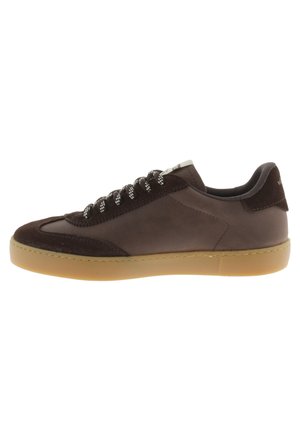 Donkerbruine lage sneaker met zwart-witte veters, suède accenten en een dikke beige rubberen zool, gezien van opzij.