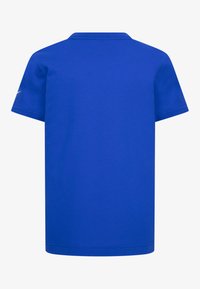 Modrá tričko s krátkym rukávom vyrobené z mäkkého bavlneného materiálu, s okrúhlym výstrihom a malým logom na ľavom ramene.