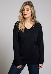 Schwarzer V-Ausschnitt-Pullover mit langen Ärmeln, aus einem weichen Material gefertigt. Er verfügt über einen lockeren Schnitt sowie gerippte Bündchen und Saum.