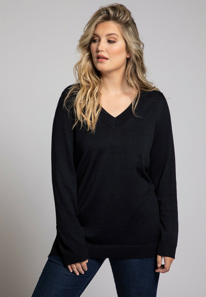Schwarzer V-Ausschnitt-Pullover mit langen Ärmeln, aus einem weichen Material gefertigt. Er verfügt über einen lockeren Schnitt sowie gerippte Bündchen und Saum.