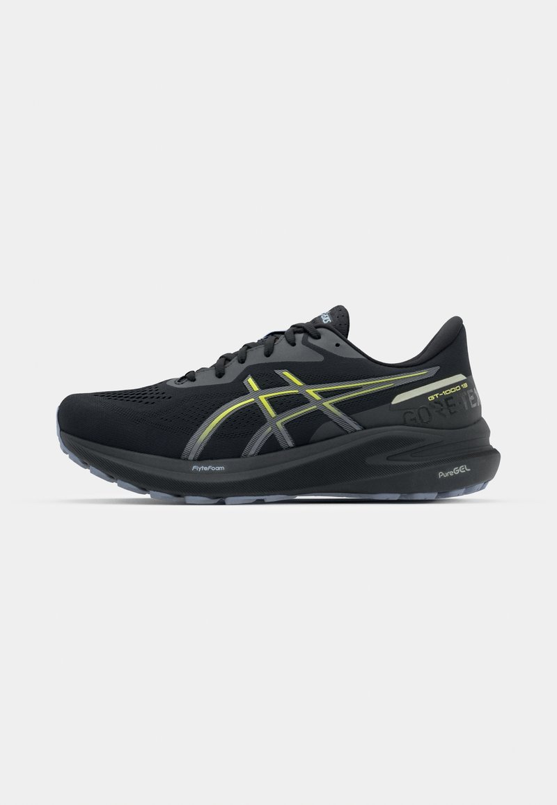 Zwarte sportieve schoen met een bovenwerk van mesh, grijze en neon groene accenten, een cushioned zool en een ronde neus. Voorzien van FlyteFoam en PureGEL-technologie.