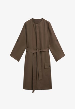 Bruine linnen badjas met lange mouwen, ronde halslijn, een strikceintuur aan de voorkant en een zijzak met een knoopdetail. Gladde textuur en een getailleerde pasvorm.