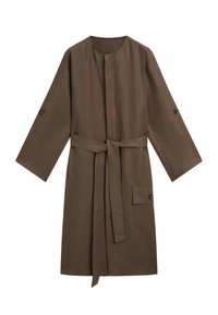 Robe en lin marron avec des manches longues, un col rond, une ceinture à nouer à l'avant et une poche latérale dotée d'un détail en bouton. Texture lisse et coupe ajustée.