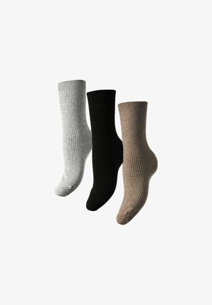 Conjunto de tres calcetines acanalados en gris, negro y marrón. Cada calcetín cuenta con un puño elástico y un diseño de color sólido. Material de mezcla de algodón.