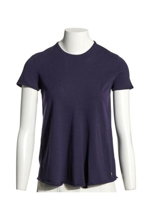 Navyblauw T-shirt met korte mouwen en ronde hals op een wit mannequintorso met witte broek, effen achtergrond.
