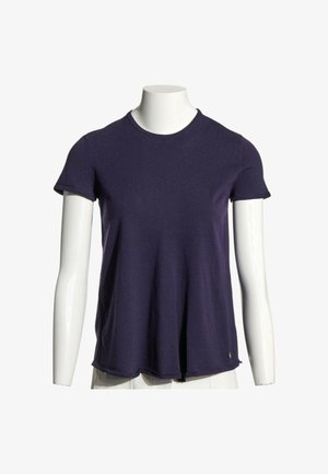 Maglietta blu navy a maniche corte con scollo rotondo su torso di manichino bianco con pantaloni bianchi, sfondo semplice.