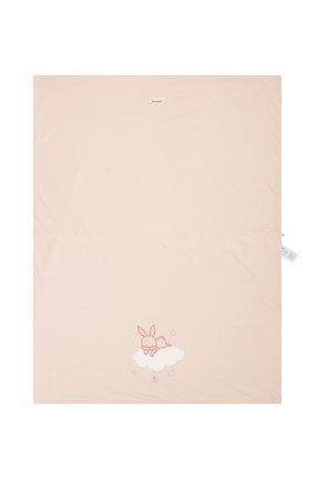 Helles rosa Stoffmatte mit weicher Textur zeigt ein Kaninchenmotiv auf einer Wolke, akzentuiert mit kleinen Sternen. Markenlabel an der oberen Kante.