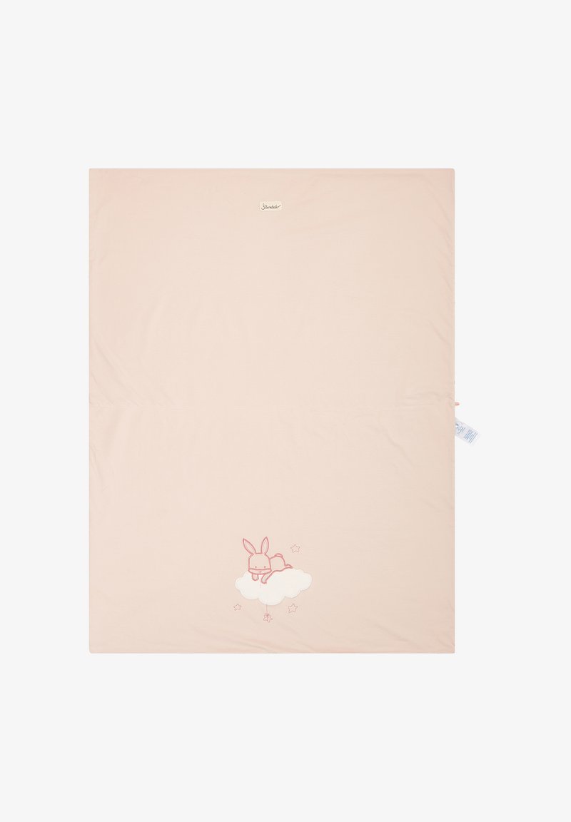 Helles rosa Stoffmatte mit weicher Textur zeigt ein Kaninchenmotiv auf einer Wolke, akzentuiert mit kleinen Sternen. Markenlabel an der oberen Kante.