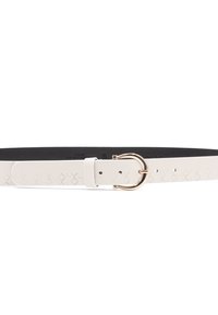Witte splitleren riem met een gouden ronde gesp, voorzien van een gestructureerd patroon op de band en een gladde zwarte onderkant.