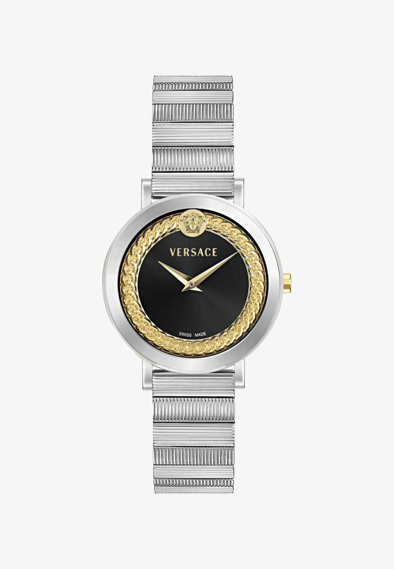 Montre-bracelet ronde en argent avec cadran noir, anneau de chaîne doré, emblème Méduse doré, aiguilles dorées, bracelet en métal argenté à motifs et logo Versace.
