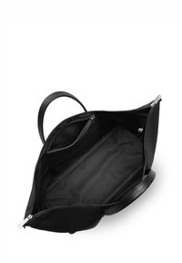 Borsa tote in pelle nera con chiusura a zip. L'interno presenta un ampio scomparto e una tasca con zip. Texture liscia, design minimal.