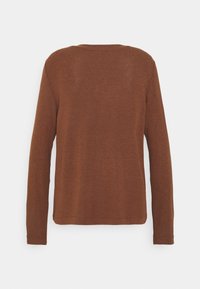Lange mouw trui in een rijke bruine kleur, gemaakt van zachte stof, met een eenvoudige uitstraling en een ronde halslijn. Geen zichtbare patronen of accenten.