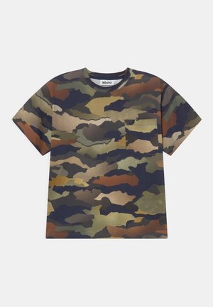 Camiseta de camuflaje de manga corta con un patrón en verde, marrón, azul marino y beige, y un pequeño bolsillo en el pecho, plana sobre fondo blanco.