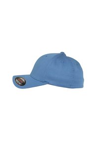 Blauwe baseballpet met een gestructureerde kroon, gebogen rand en een textiele stof. Bevat een sticker op de rand die maat en stijl aangeeft.
